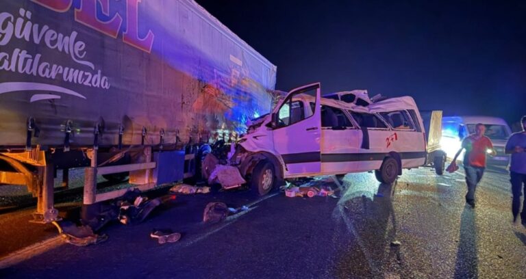 son-dakika-tarsusta-can-pazari-tarim-iscilerini-tasiyan-minibus-tira-carpti-3-olu-16-yarali-VT7MxxeM.jpg