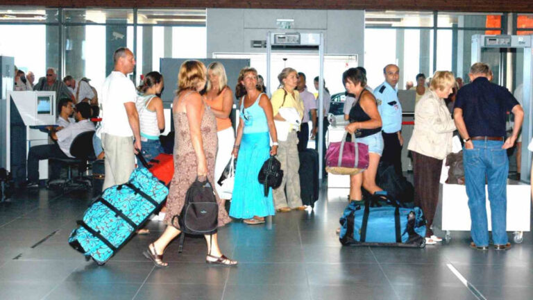 turist-sayisinda-dikkat-ceken-durum-durmadan-geriliyor-RkIhCy9X.jpg
