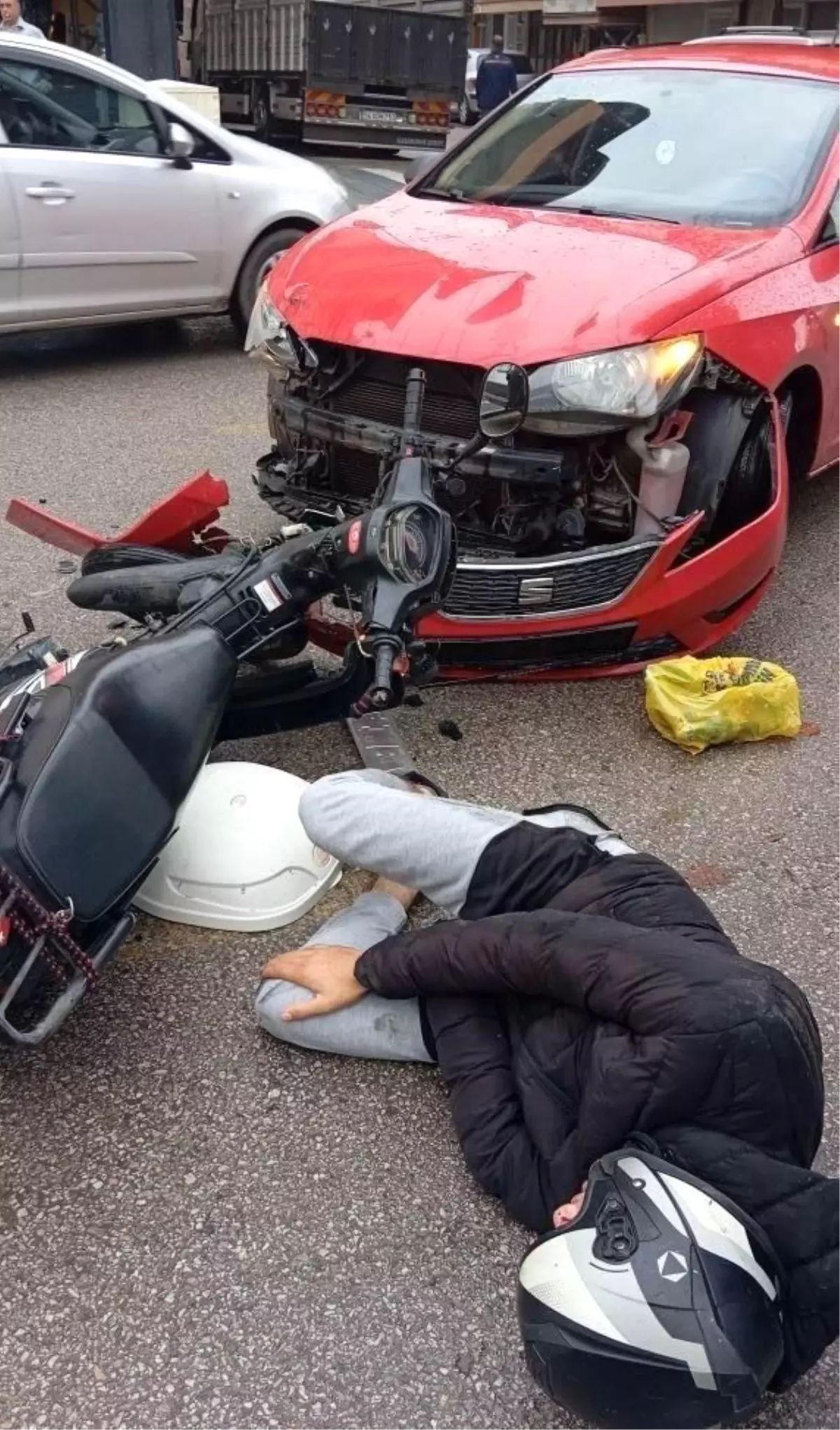 adapazarinda motosiklet ve otomobil kafa kafaya carpisti OtOgFJvm.jpg