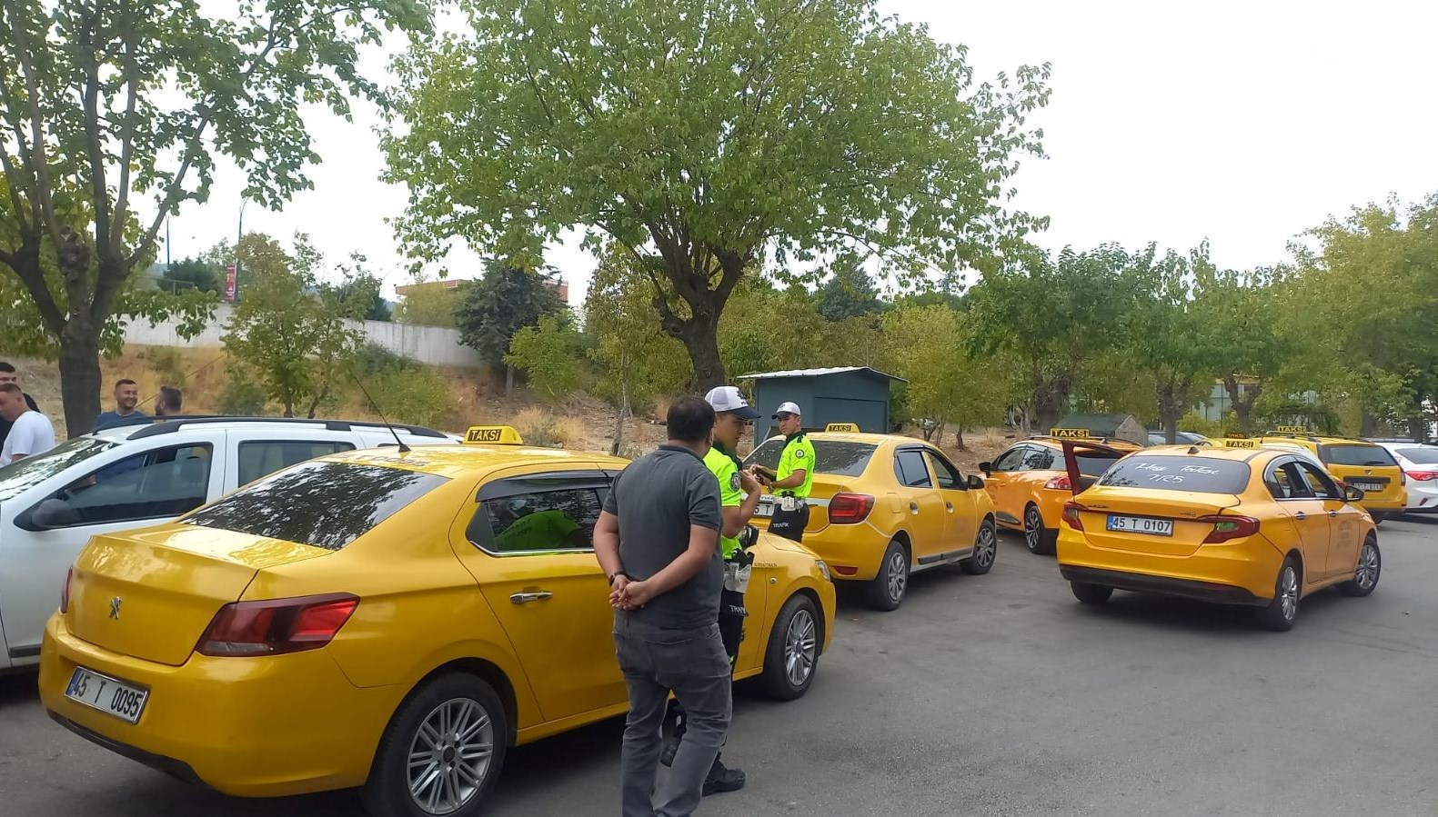 alanyada taksinin carptigi elektrikli bisikletin surucusu oldu VgA66kuJ.jpg