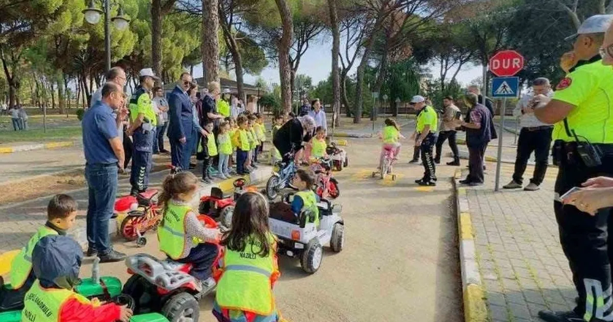 aydin-nazillide-minik-trafik-dedektifleri-is-basinda-8gT3sOYy.webp