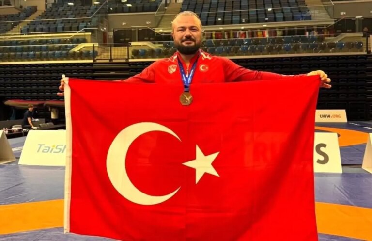 erzincanli guresci serhat saricicek dunya ucuncusu oldu UWQi6vK2.jpg