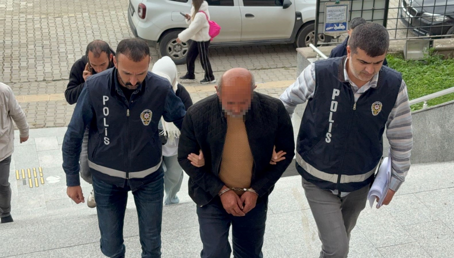 kiralik aracla kaza yapan oglu yuzunden banka soydu 3yuF9m5D.jpg