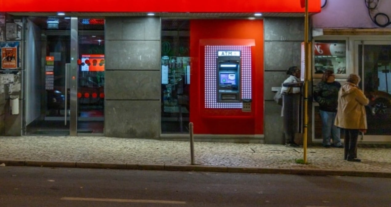 koklu banka 76 subesini tek tek kapatiyor EreME492.jpg