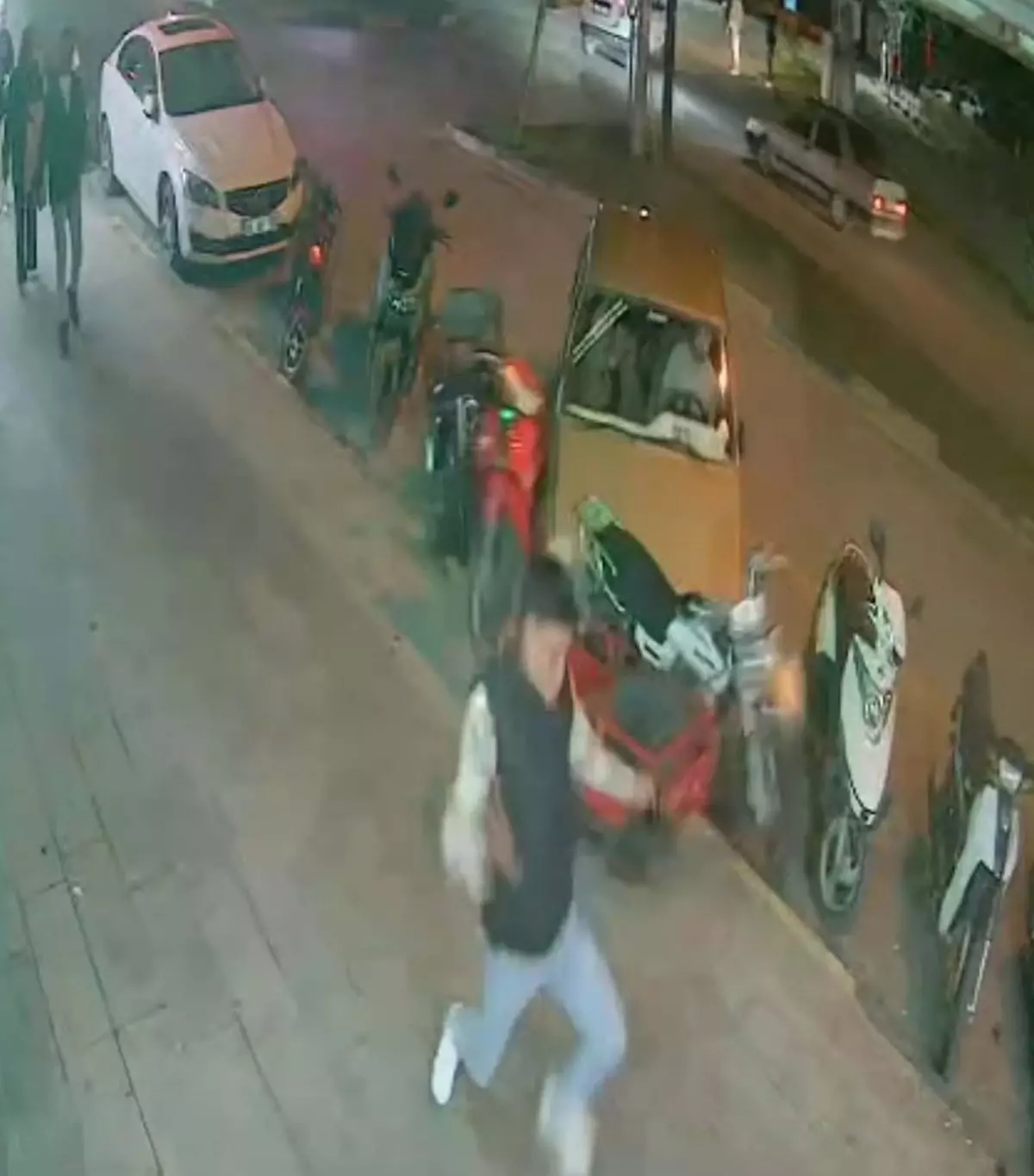 manisada otomobil motosikletlere carpip kacmaya calisti yfwHRcHJ.jpg