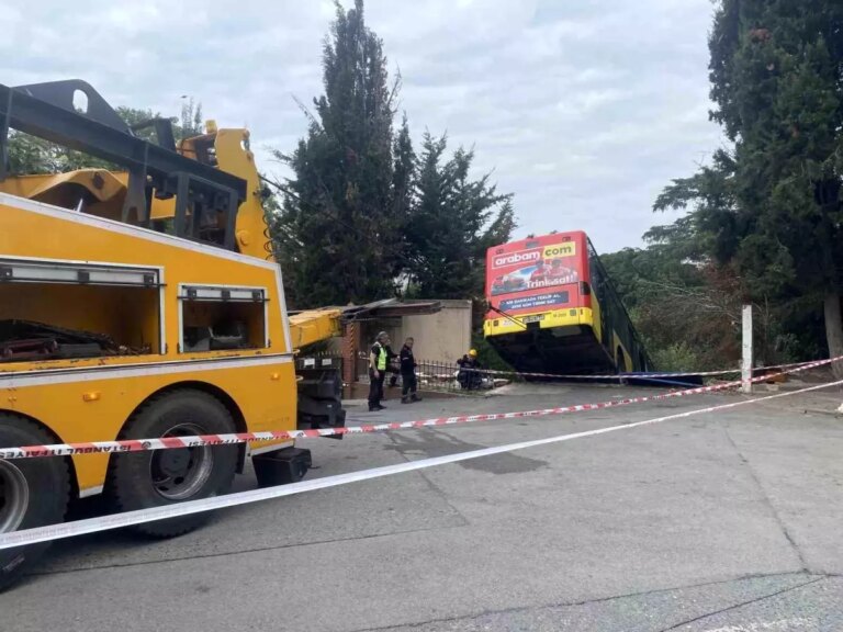 uskudarda iett otobusu insani korkuttu sofore idari sorusturma baslatildi pBh6ivqL.jpg