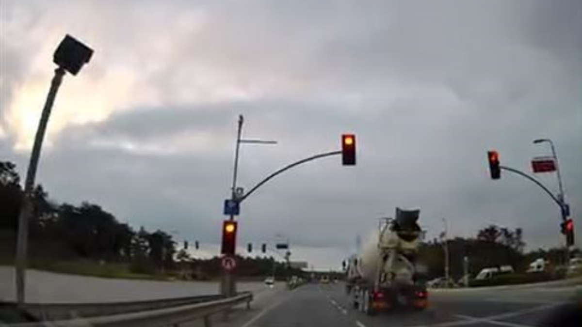 istanbulda kirmizi isik ihlali sonrasi suruculer olumden dondu 4SFu78XR.jpg