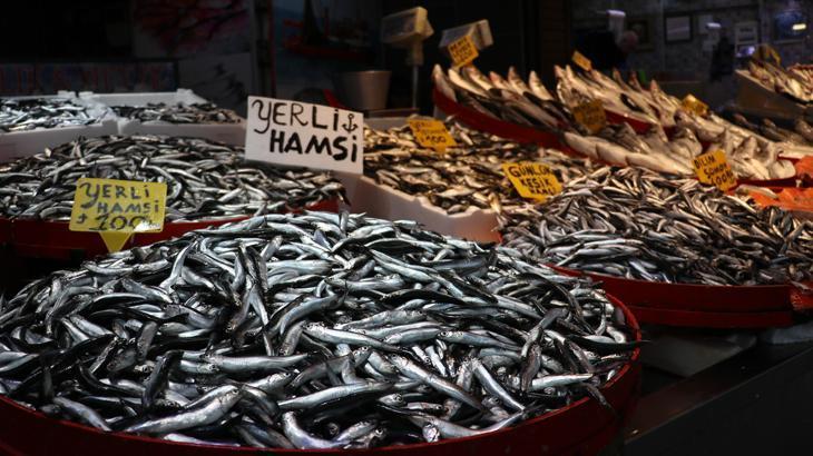 Balıkçı tezgahlarında hamsi ve istavrit bolluğu